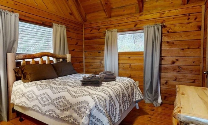 Townsend Cabina | Pop's Perch 2 Bedroom Cabin by RedAwning