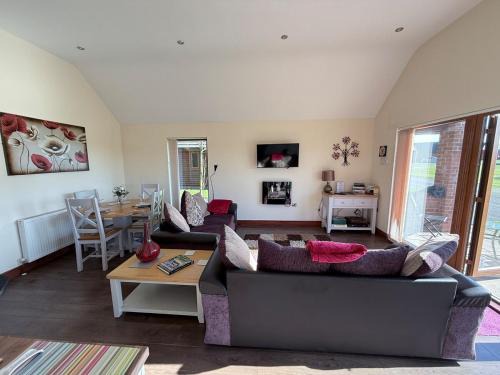 Fitling Casa | Poppy Lodge-Tranquil-Fishing-Hot Tub-7m to Beach