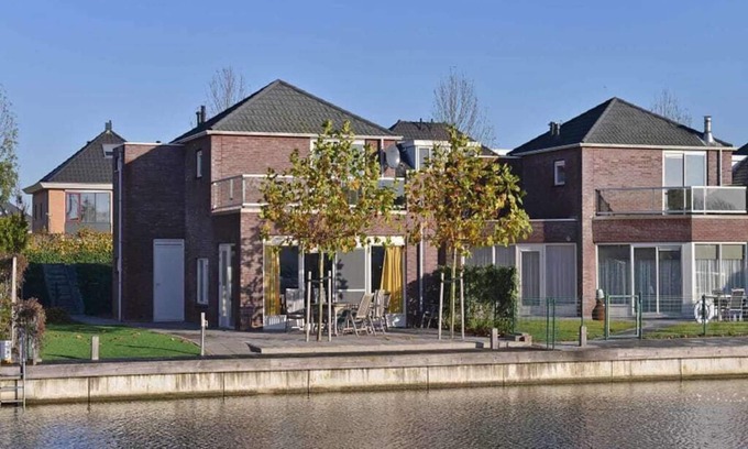 Oude-Tonge Casa | Casa popular para inquilinos, ordenada, ordenada y completa. La casa tiene una vista del lago, un ideal