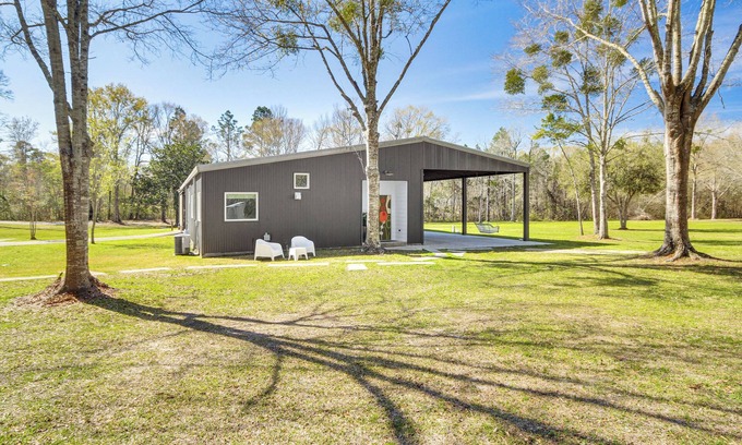 Latimer Apartamento | Porch w/ Swing & Kayaks: Rural Mississippi Retreat