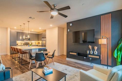 North Scottsdale Apartamento | Posh 2BR Kierland Commons, TPC Golf, Pool, Gym, W-D