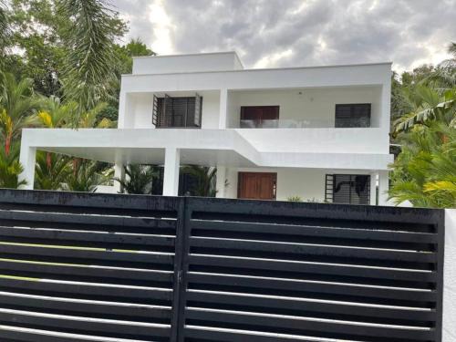 Thiruvananthapuram Villa | Posh Villa 3 bed 3 bath ac , 2 kitchen , Dining, living room , family room , in TVM , Kowdiar, please contact host refeekhm at yah dot com or refeekhm at gmai el dot com please don't pay without contacting host