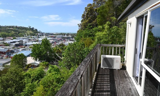 Nelson South Casa | Poutama - private and sunny house with views and a 10 min walk to town center.