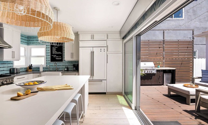 South Mission Beach Casa | "Pray for Surf" house, Steps to the Beach and Bay!