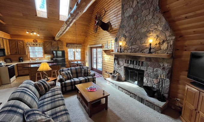 Nekoosa Cabina | Premier Cabin Retreat <2 miles to Sand Valley Golf