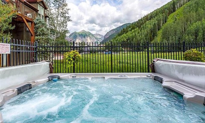 Telluride Apartamento | Premier Downtown Telluride Condo with Pool, Hot Tub & Parking