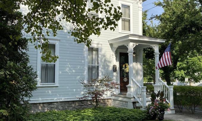 Skaneateles Apartamento | Premiere Skaneateles Location with Amazing workspace!