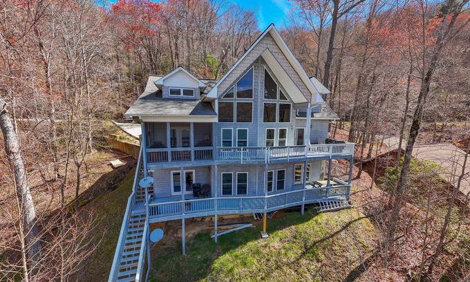 Topton Casa | Premium 5 Bedroom 4 kings/ 6 Twins LAKE FRONT Home...BOOK JUNE PROMO DEALS NOW!