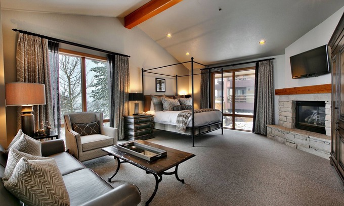 Deer Valley Casa | Premium Luxury Three Bedroom Suite with Two Hot Tubs 3 Apartment Hotel by RedAwning