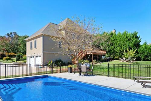 Asheville Casa | Premium WIFI! Luxurious Home in ASHEVILLE with PRIVATE Hot tub!