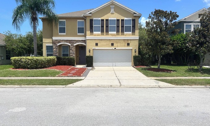 Eustis Casa | Prepared to be impressed! Welcome home! 7 bedroom 4 bathroom with HEATED pool!