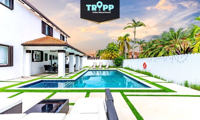 Ludlam Casa | Prestigious Home with Pool