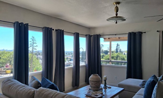 Fletcher Hills Cabaña | Prestigious location with a view