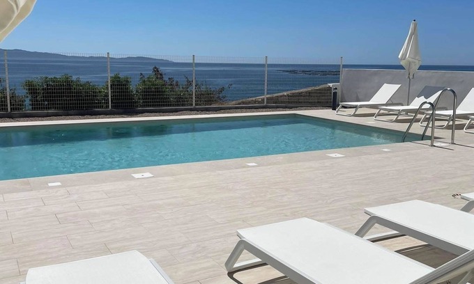 Corse-du-Sud Apartamento | PRESTIGIOUS SEAFRONT 3-BEDROOM APARTMENT RENTAL WITH HEATED POOL