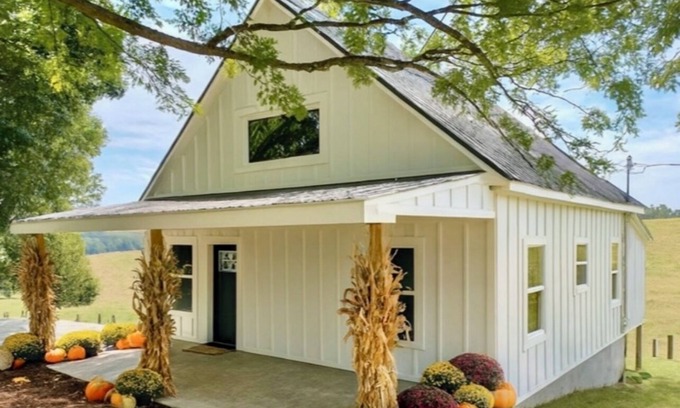 Frogue Casa | Pretty Cabin next to Dale Hollow State Park, with Boat Parking, 1 mile to Marina