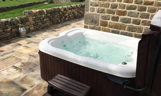 Otley Cabaña | Pretty cottage with enclosed patio and private hot tub with stunning veiws