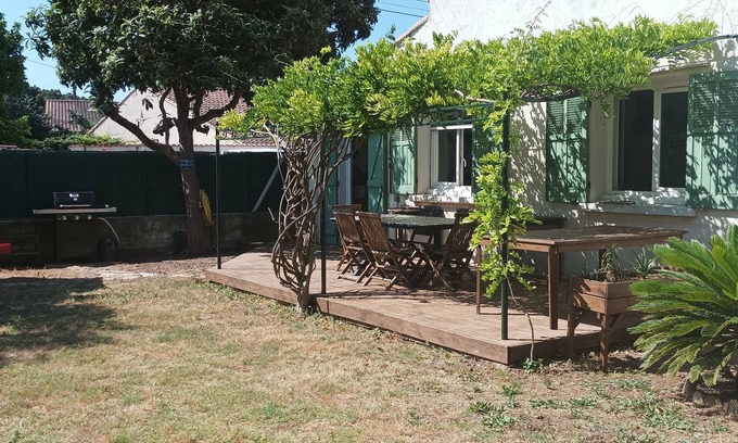 Sollies Pont Casa | Pretty house between sea and mountains