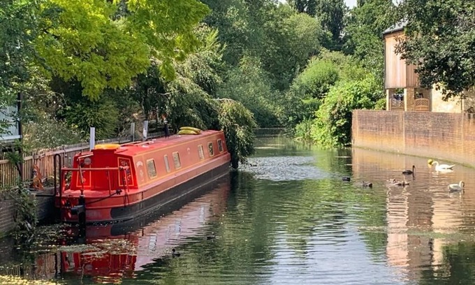 Elthorne Alquiler De Eote | Pretty Narrowboat moored in Private Garden, (sleeps 4), Hanwell, West London.