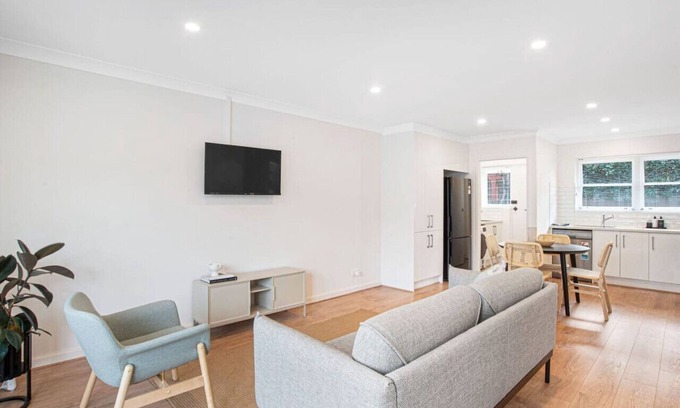 Royston Park Casa | Prime Location 2 Bed Renovated in Royston Park