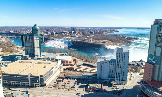 Fallsview Apartamento | PRIME location, 2 FREE parking, 5 Min WALK FROM FALLS, free wine & wifi, 8guest
