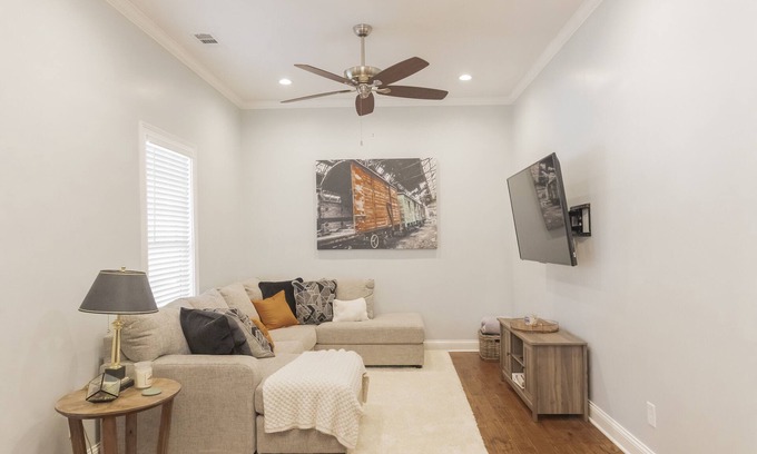 McFerrin Park Casa | Prime Location, Sleeps 12, 7 Beds, Cozy Front Porch