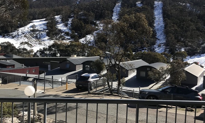 Thredbo Apartamento | Prime position meters to the village, spectacular views and undercover parking