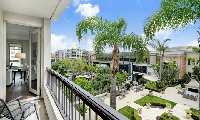 Downtown Apartamento | PRIME, top floor corner 2B/2B apartment with fountain views @ the Americana!