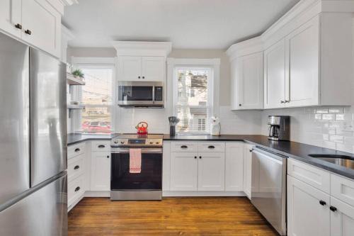West Hartford Casa | Prime West Hartford Center- Timeless Charm