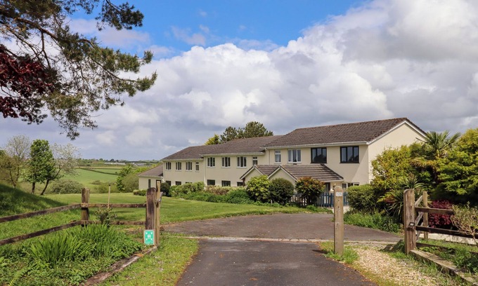 Woolfardisworthy Cabaña | PRIMROSE AT MOORHEAD COUNTRY HOLIDAYS, with pool in Woolfardisworthy