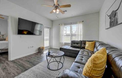 Orange Park Apartamento | PrimRose steps to Pool, Gym Nr NAS JX, Dtwn, I295