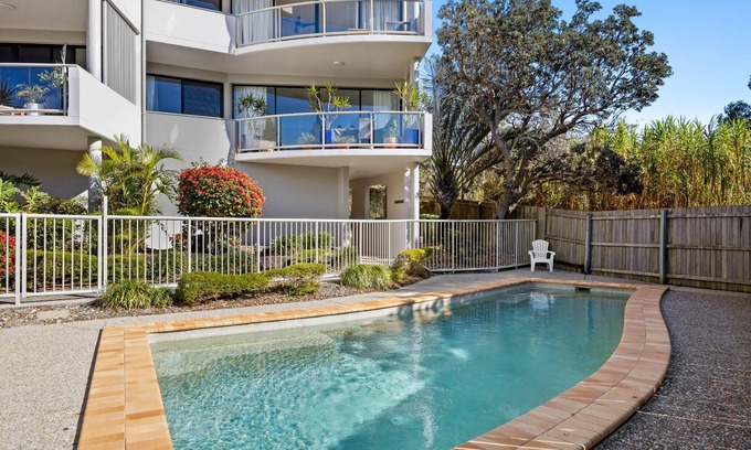 Sunrise Beach Apartamento | Pristine 2-Bed Apartment with Pool and Balcony
