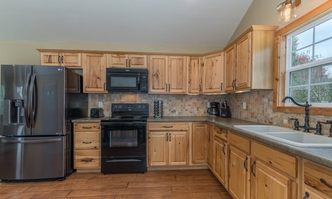 Hendersonville Cabaña | PRISTINE COTTAGE IN HENDERSONVILLE -Apple Orchard & Winery Area - Meadow Setting