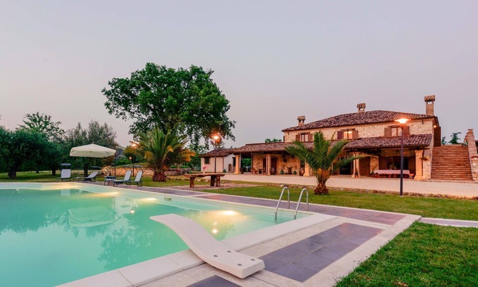 Campli Villa | Casa de vacaciones privada con piscina privada, jacuzzi, sauna, WIFI, TV, patio, cerca de Teramo