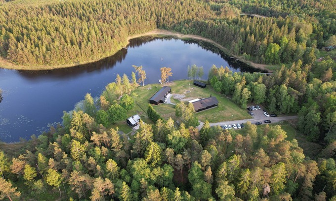 Grabo Casa | Privat gård med 42 bäddplatser vid badsjö mitt i naturen utanför Göteborg