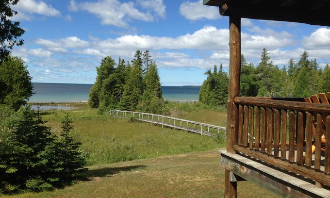 St Ignace Cabina | 4 Acre Private Home en el lago Michigan A minutos de acción en el centro de St. Ignace.