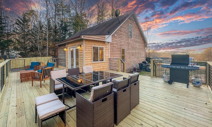 Fletcher Cabina | Private Acre, Mountain View, Barrel Sauna, Hot Tub