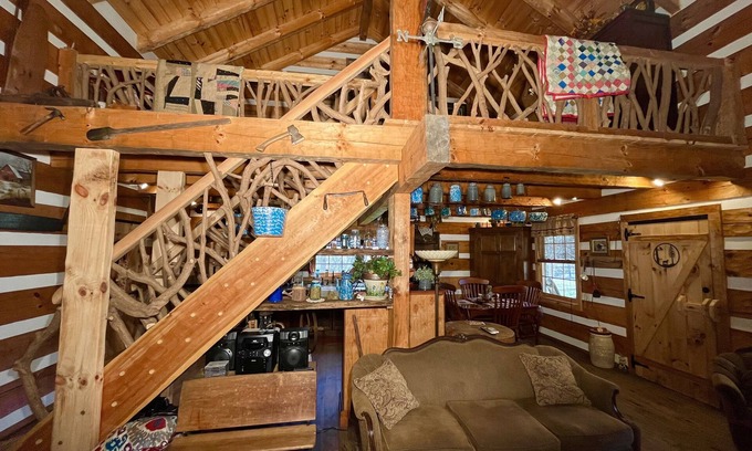 Connellys Springs Cabina | Private adult couples retreat by a relaxing creek.