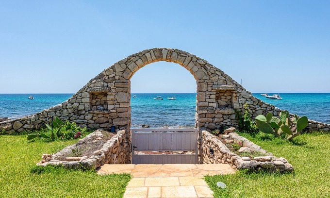 Marina di Felloniche Villa | Private beach access villa w/ heated pool &jacuzzi