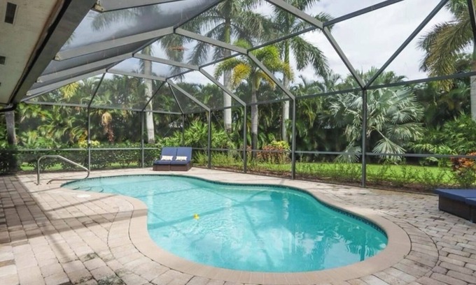 Kings Lake Casa | PRIVATE Backyard Heated POOL Naples Oasis, 7 mins to 5th Ave, Tin City, Beaches!