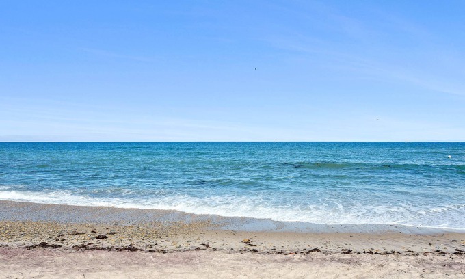 Culloden Shores Cabaña | Private Beach access 4 bedroom house in the beautiful Culloden neighborhood