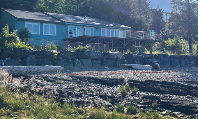Ketchikan Casa | Beachfront 3 bedroom + loft, huge deck house. 2 bath, WiFi, barbecue, privacy!