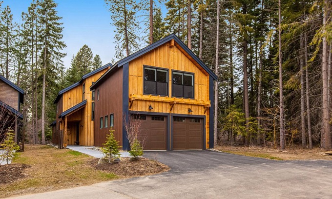 Roslyn Cabina | Private cabin with private hot tub, big patio, firepit, fireplace, & bunk suite