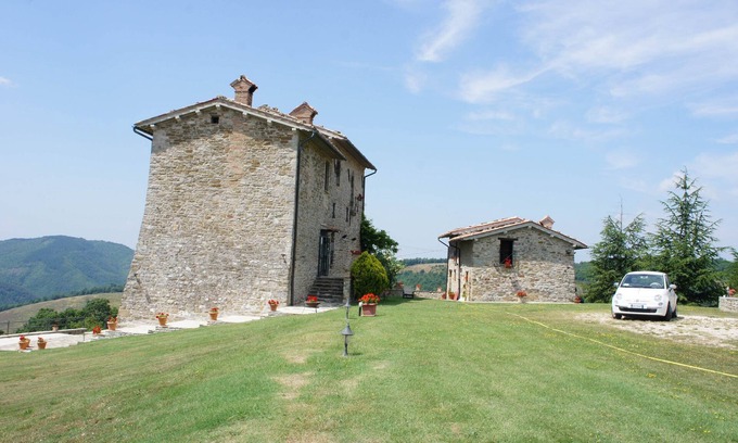 Nerbisci Otro | Castillo privado y villa de vacaciones en Gubbio Umbria, capacidad para 8+, jacuzzi y jardines