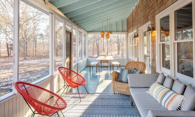 Edgartown Casa | Private Chappaquiddick Retreat with Large Screened in Porch. Minutes from Beach!