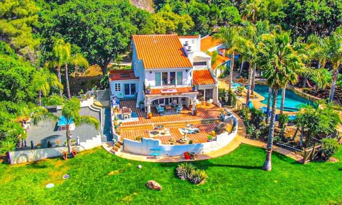 Calabasas Casa | The Malibu Retreat: Happiness Bus + Music Promoter Guest House Combo w / Pool