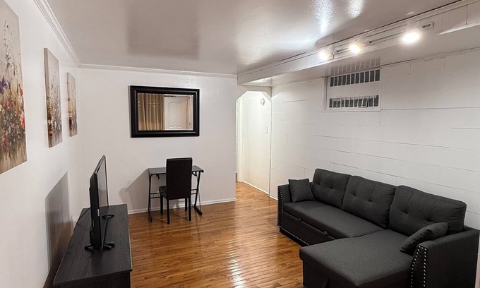 Queens Casa | Private Cozy Apartment in E. Elmhurst, Near LGA