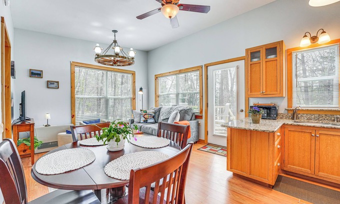 Augusta Cabaña | Private Dock & Deck: Tranquil Dam Pond Cottage!