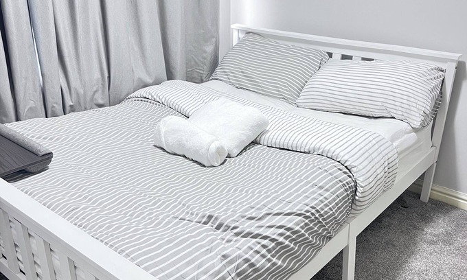 Wigan Casa | Private Double Room in Peaceful Neighbourhood close to Wigan City Centre.