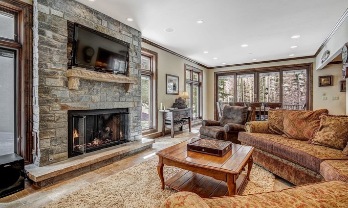 Vail Casa | ⭐️ Private East Vail Home, OnShuttleRoute, 4 EnSuites, HeatedGarage, EV Charger