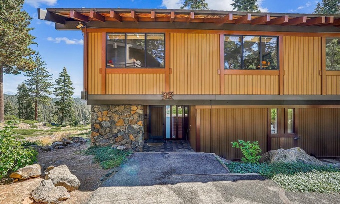 Tahoe City Condominio | Unidad preciosa forestal Lakeview Corner Condo